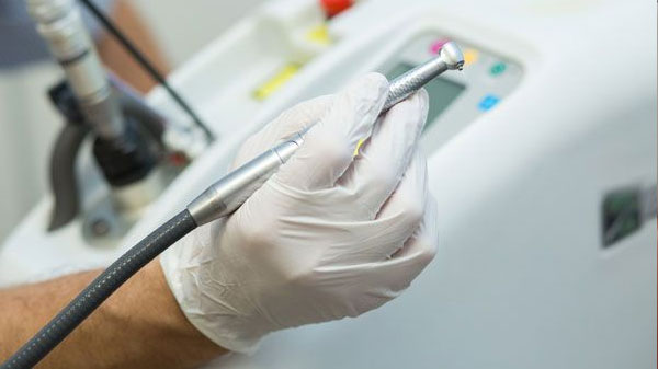 Mehr Licht für weniger Schmerz am Beispiel des Erbium-Chromium-Lasers